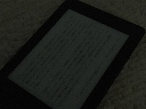 「無印Kindle」は暗い場所では読めない